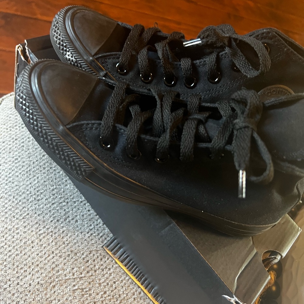 Converse men size 3.5 women 5.5 color black.